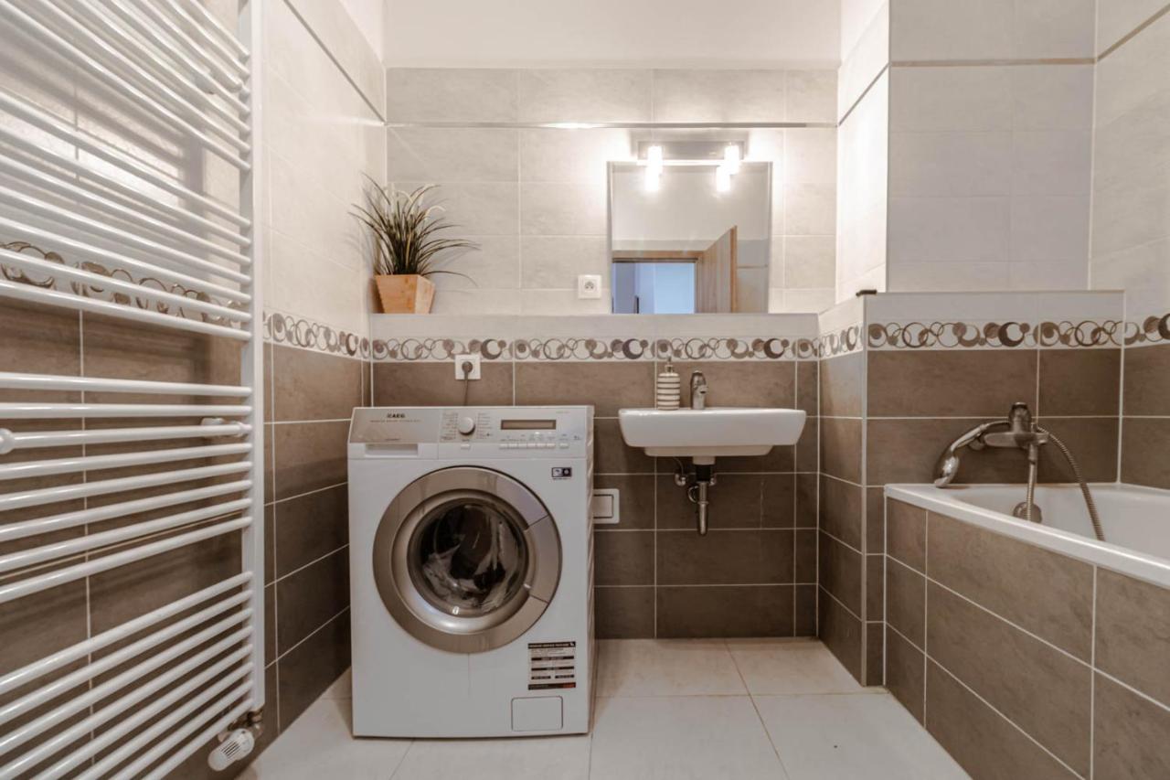 Moderny Byt V Sirsom Centre Apartman Pozsony Kültér fotó